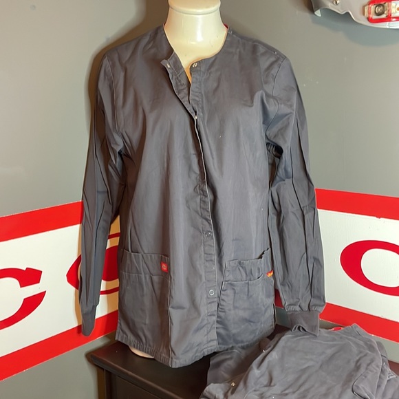 🎉Bundle of Dickies Scrub Jackets and Tops! Pewter Gray in Color! EUC! - Picture 6 of 9